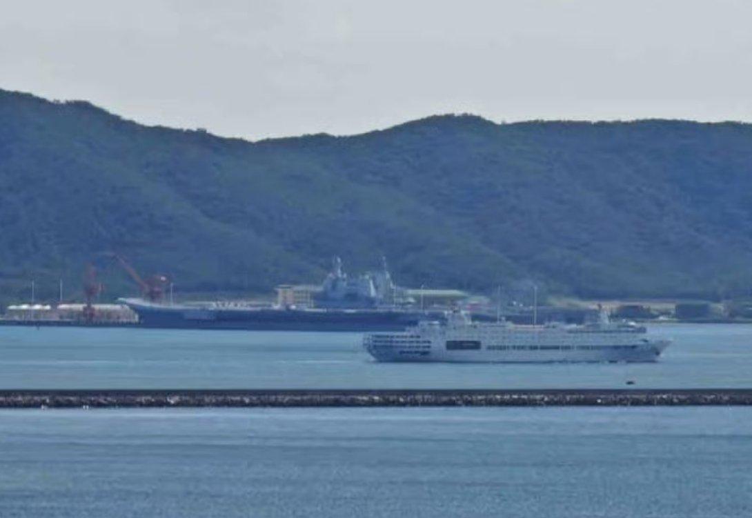 海南当地网友拍摄的照片显示，前两天刚挂满旗的山东舰和福建舰已经把满旗给撤了，撤了