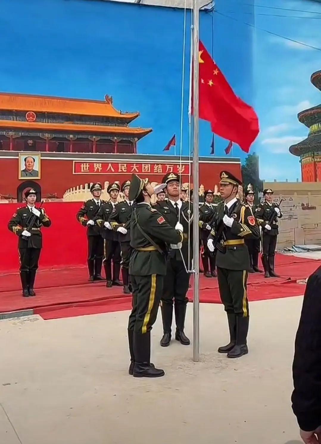 场面太震撼了，河南小村火了！墙绘天安门配升旗仪式，仪仗队都来了

河南商丘吴营村