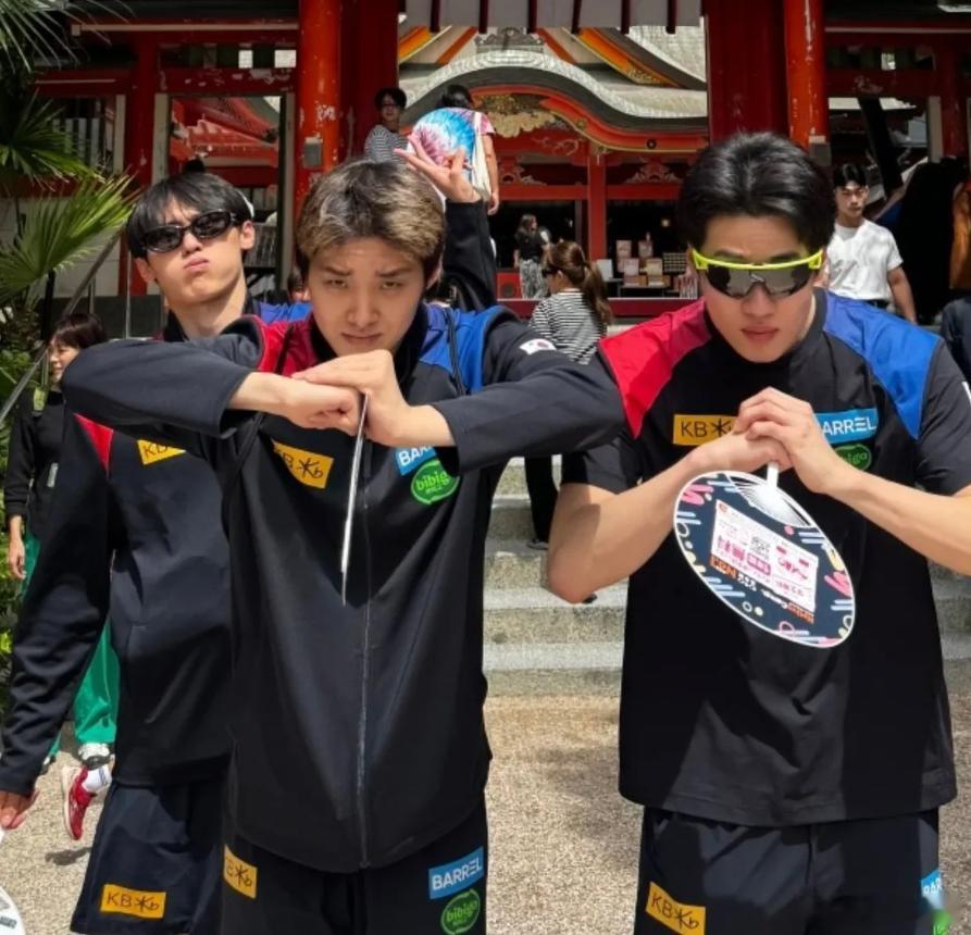 正在日本宫崎县集训的韩国国家游泳队，去宫崎县的青岛神社参拜。金禹旻这状态，这眼神