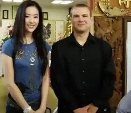 刘亦菲的丑衣服，只有更丑，没有最丑，这身衣服换个人穿就土掉渣 ​​​