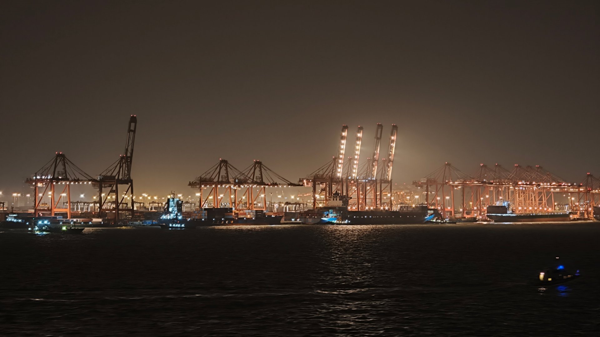 在水面上看南沙港确实很震撼啊！ 广州·广州南沙海港集装箱码头