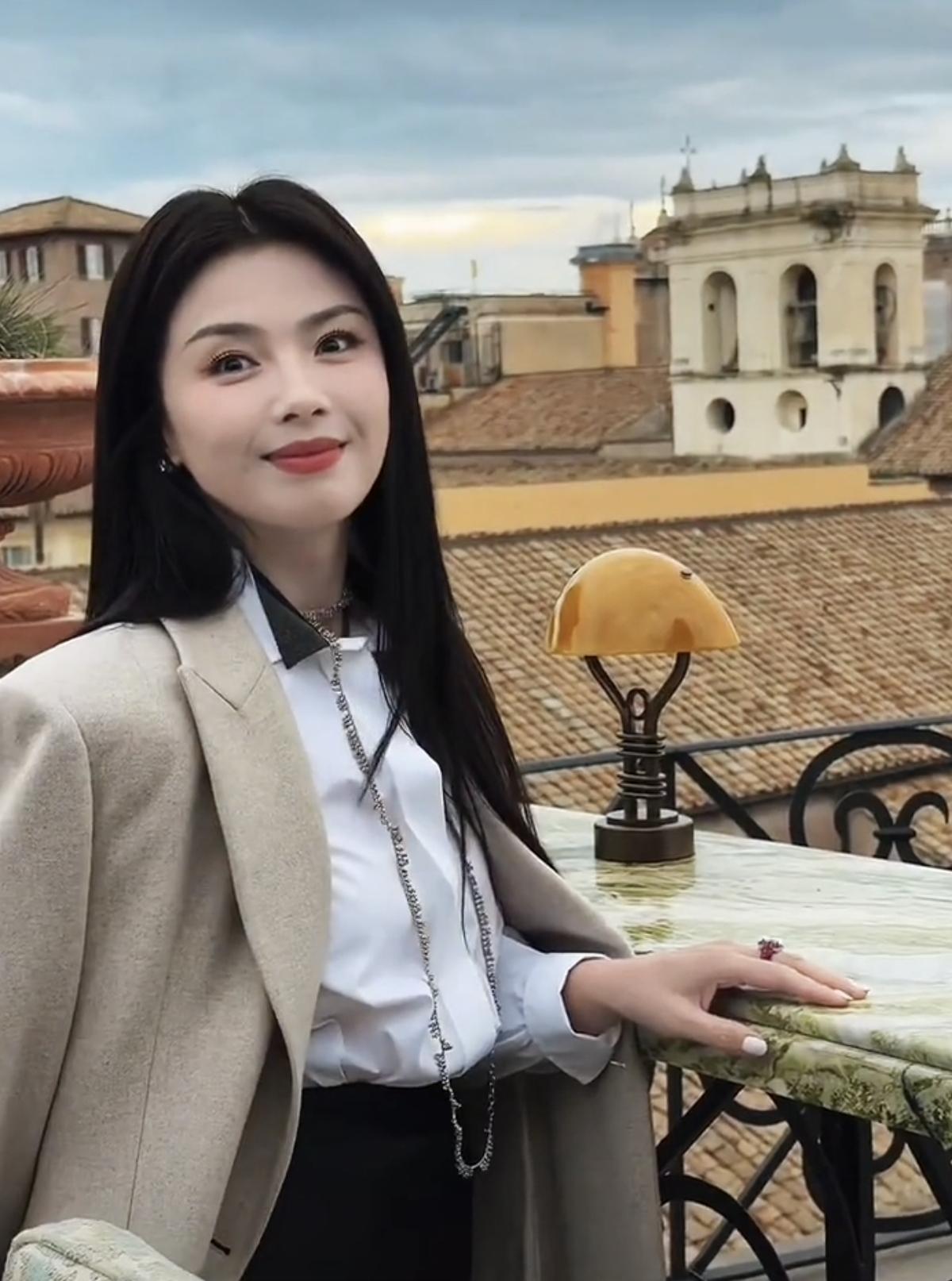 温柔是她，飒爽也是她！刘涛的日常随拍自带松弛感，简单穿搭也难掩优雅气质，眉眼间的