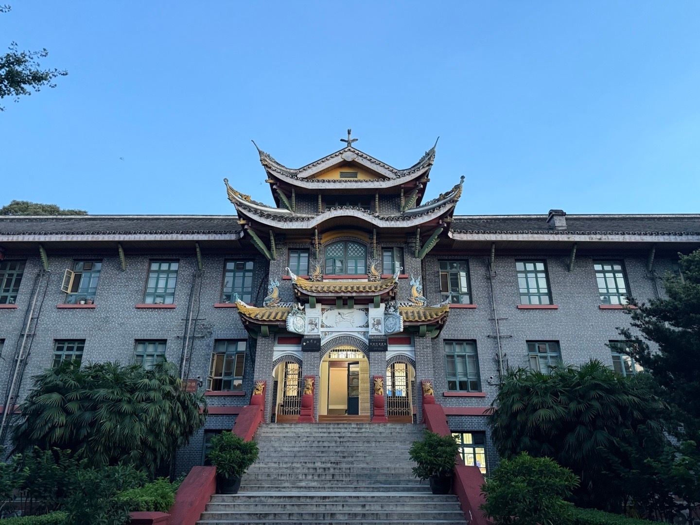 成都最佳旅游景点-华西校区…除非迁都济南，这体量咋追得上哇