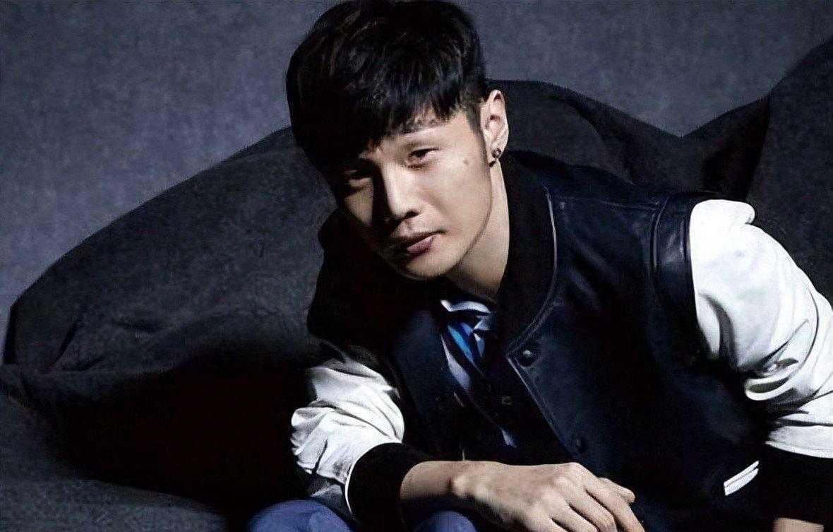 抄袭争议愈演愈烈私生活被扒，丁克真相印证单依纯所言
李荣浩抄袭风波持续发酵，私生