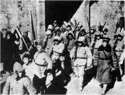 日本鬼子占领沈阳后，大批居民外逃。在火车车厢里，日本鬼子把所有难民的包袱用刺刀挑