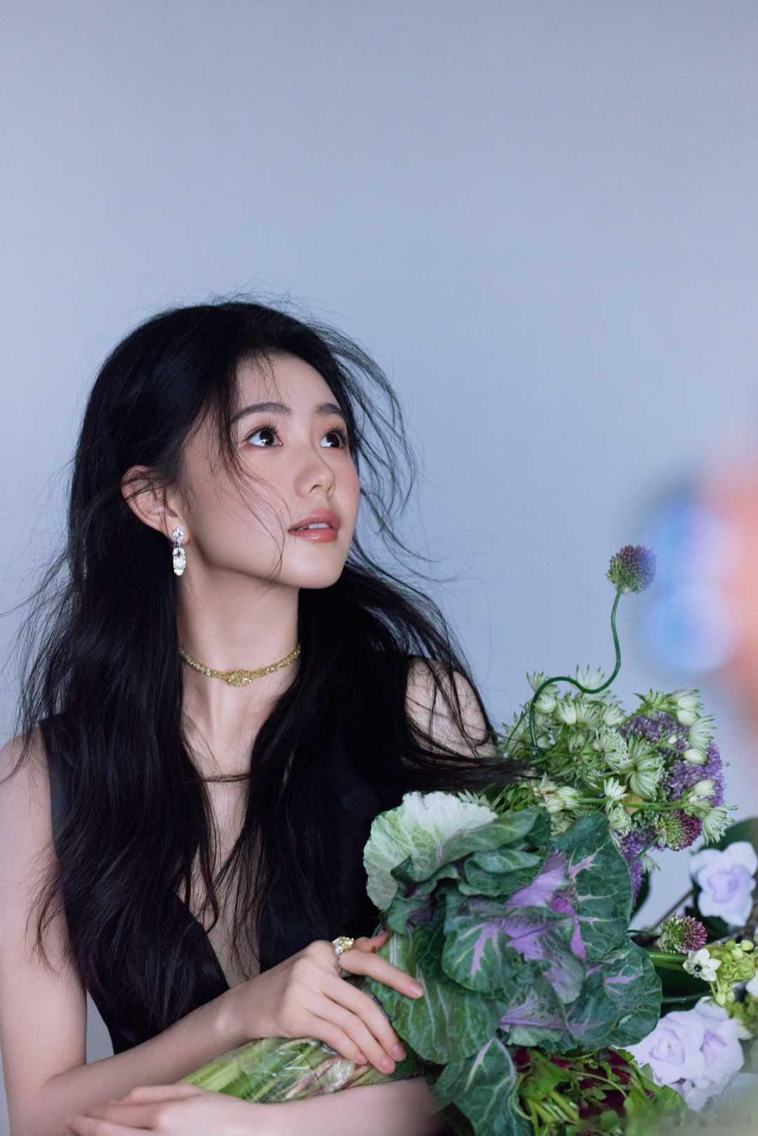刘浩存新风格美翻了 清纯小白花看多了，这次刘浩存真的不一样。大背头黑长裙，从容笃