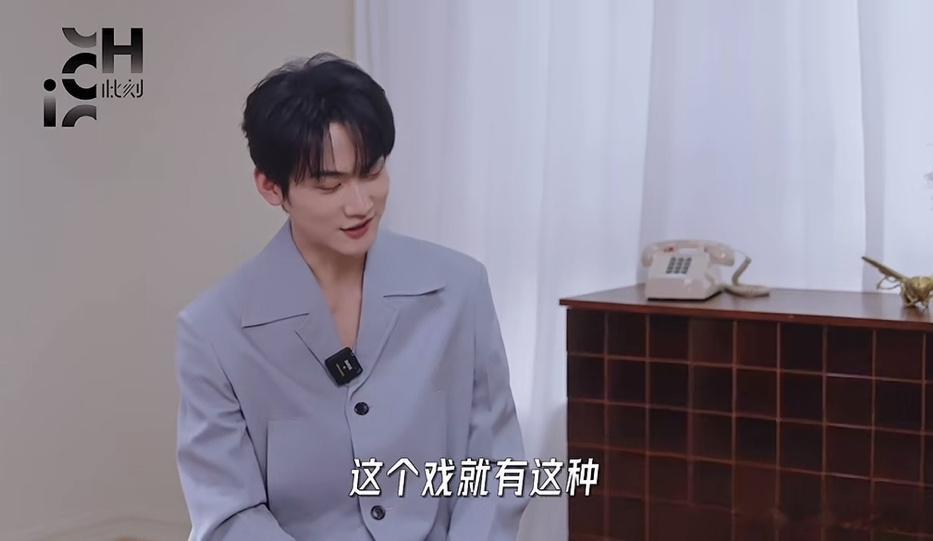 一次采访，主持人问周柯宇：“你平常和谁打交道？” 周柯宇说：“我朋友不多，就是和