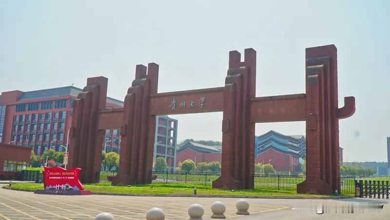 以前读大学，国家给生活费，学校还补助，虽然钱不多，但能涵盖不少开销，像笔墨费用、