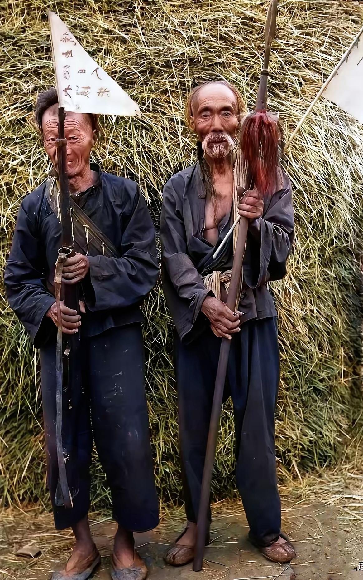 别扯“穷就没骨气”！谁说穷到穿破衣、饿肚子就只能怂着？

这对父子虽然衣不蔽体，