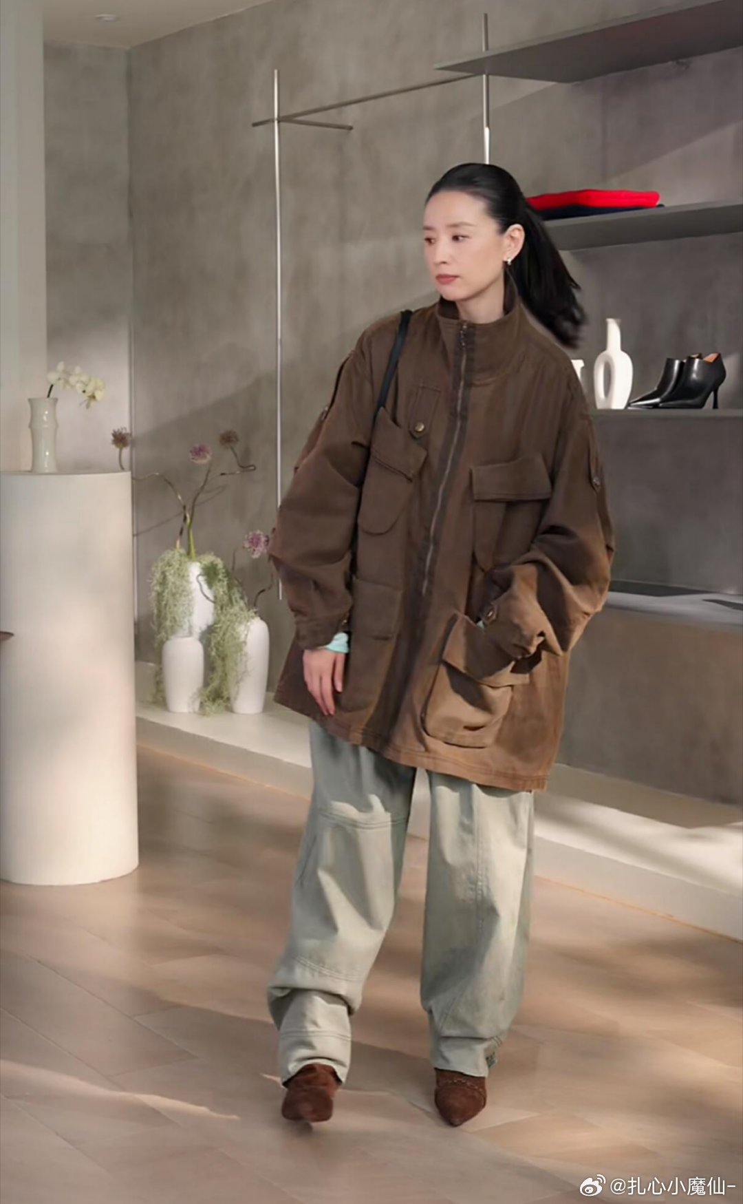 董洁直播间的衣服真的有人买吗？看起来一点也没有型…把脸遮住，衣服都不能看 ​​​