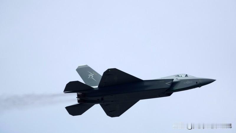 歼-35试飞机为什么是“绿皮机” 1月6号，歼 - 35“绿皮机”新年首飞画面首