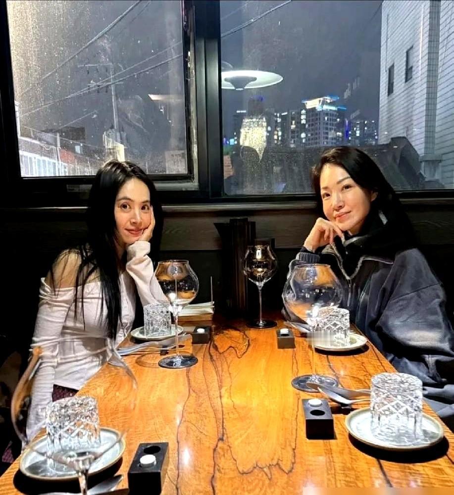 天后蔡依林，在姐姐婚礼上突然大哭起来了。

那是在2010年，她姐姐蔡旻纹嫁给大