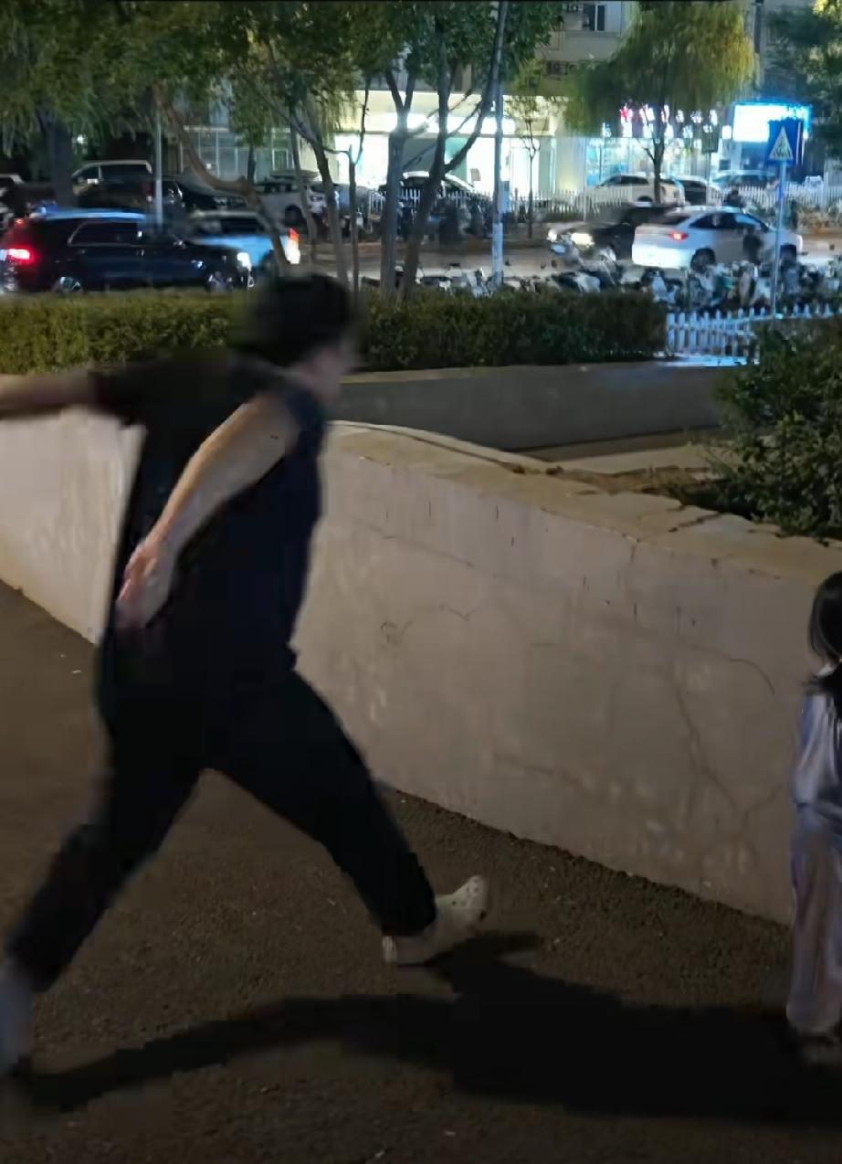 近日，北京。30多岁的爸爸带女儿到户外，做亲子互动。指着近1米高的花坛围墙说，我