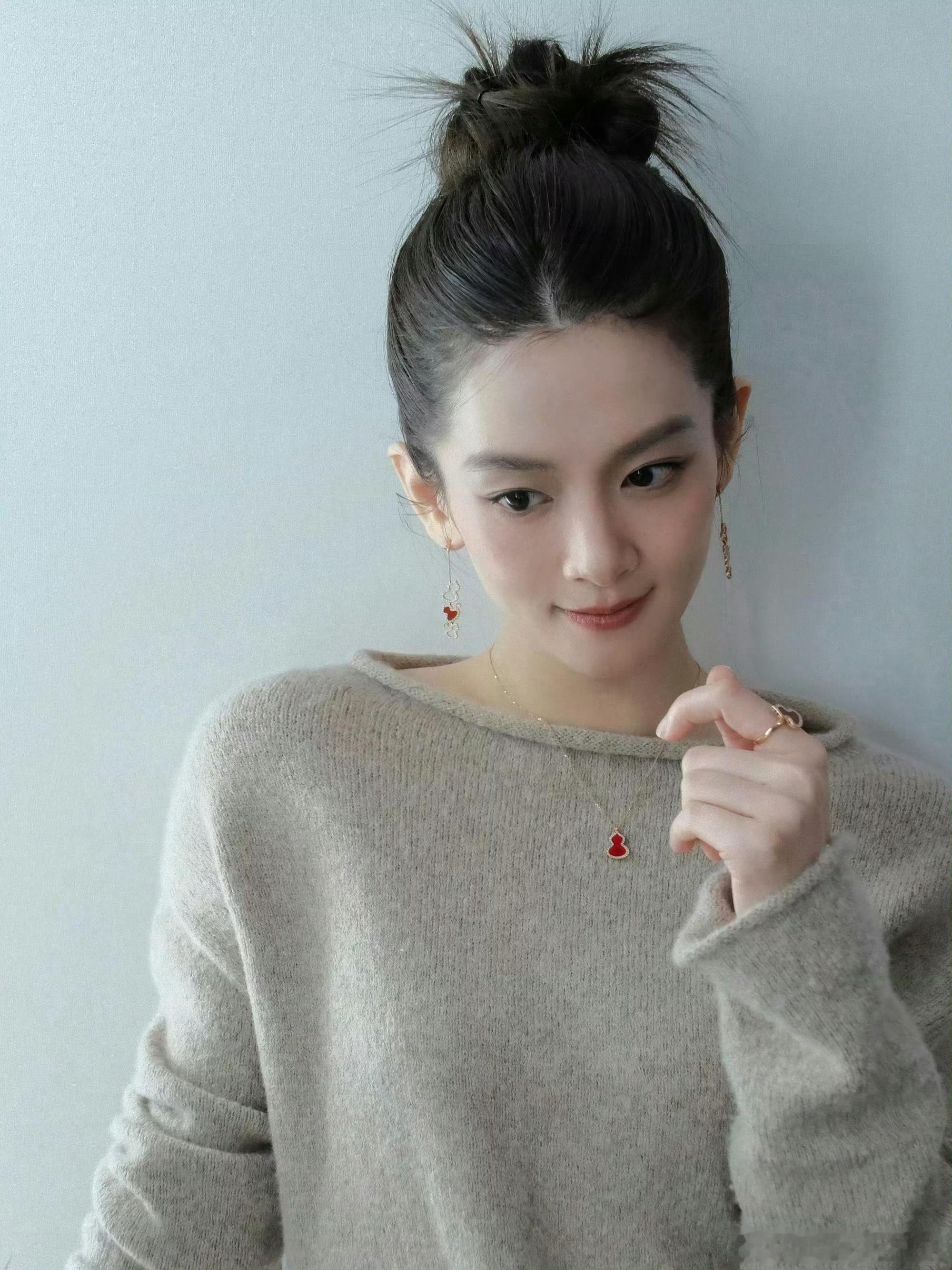 陈昊宇演绎 Qeelin Wulu 系列珠宝，小头小脸很美很飒！ 