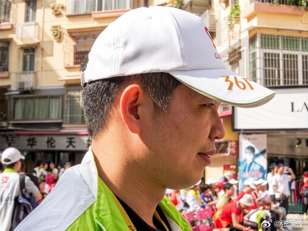 关于坚持的意义 今天整理旧照片，翻到了2003年第一次穿红马甲的留影。那时候头发