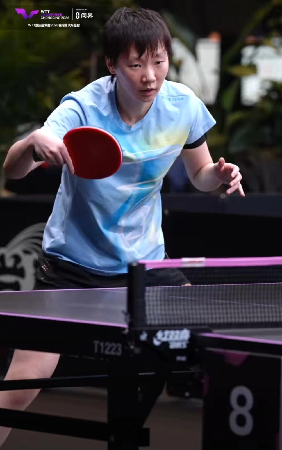 WTT重庆冠军赛，王曼昱现场训练。又可以看到曼昱打球啦！这次曼昱训练时绑在左胳膊