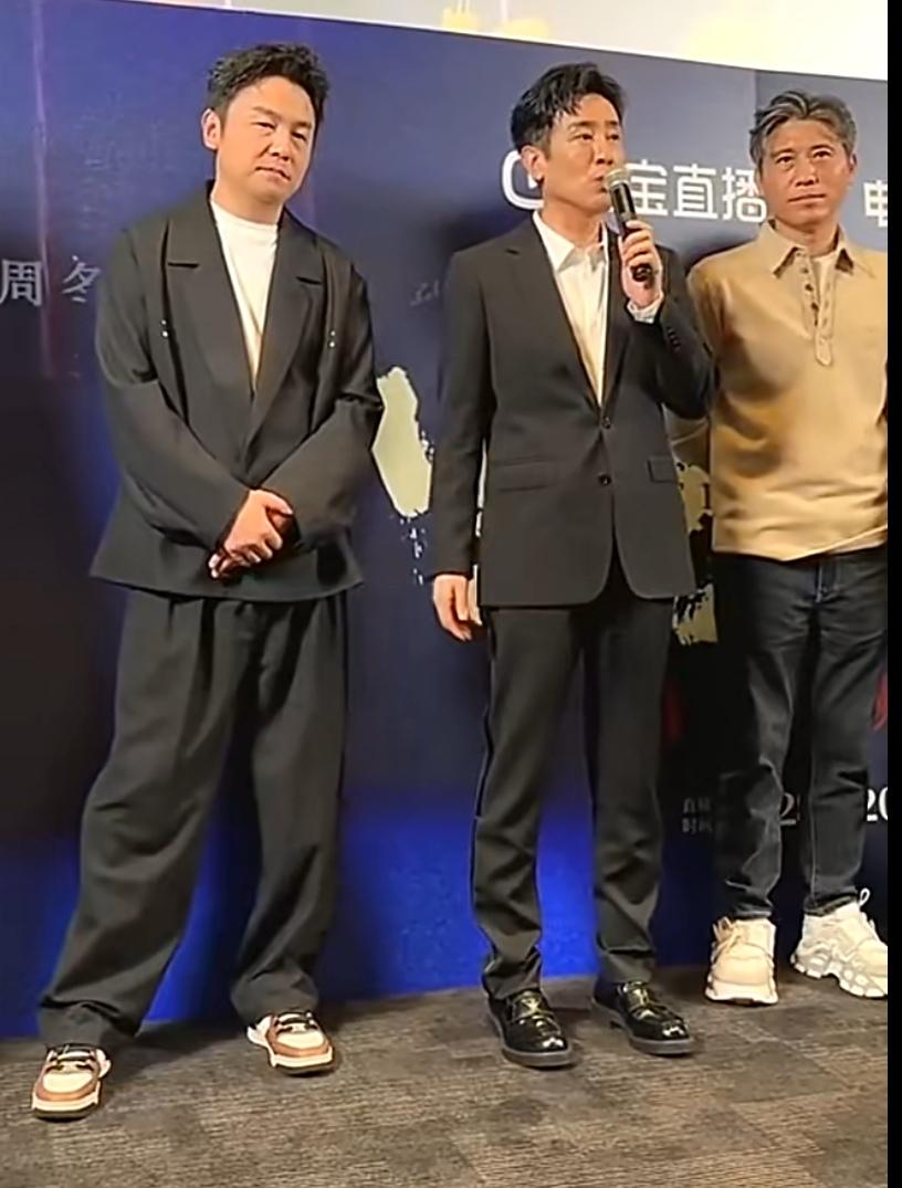三位男星同框：手拿麦克风的于和伟胖瘦合度，英武挺拔；其左侧的李乃文头发花白，双目