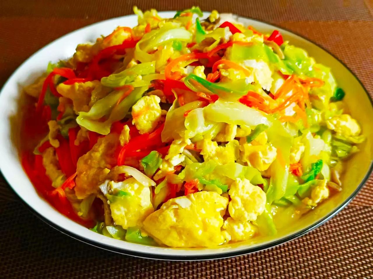 大家好！今天我为大家带来一道非常适合家庭日常食用的美味健康家常菜——包菜胡萝卜炒