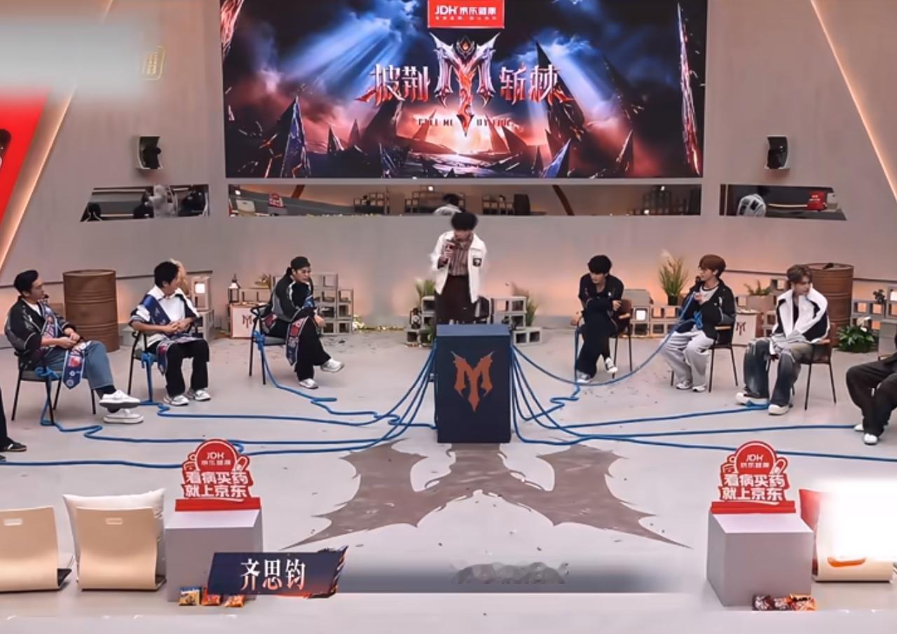 五公选人，全是人情世故，比舞台还精彩。
颜安当队长魅力爆棚，结果没人选他；阿云嘎