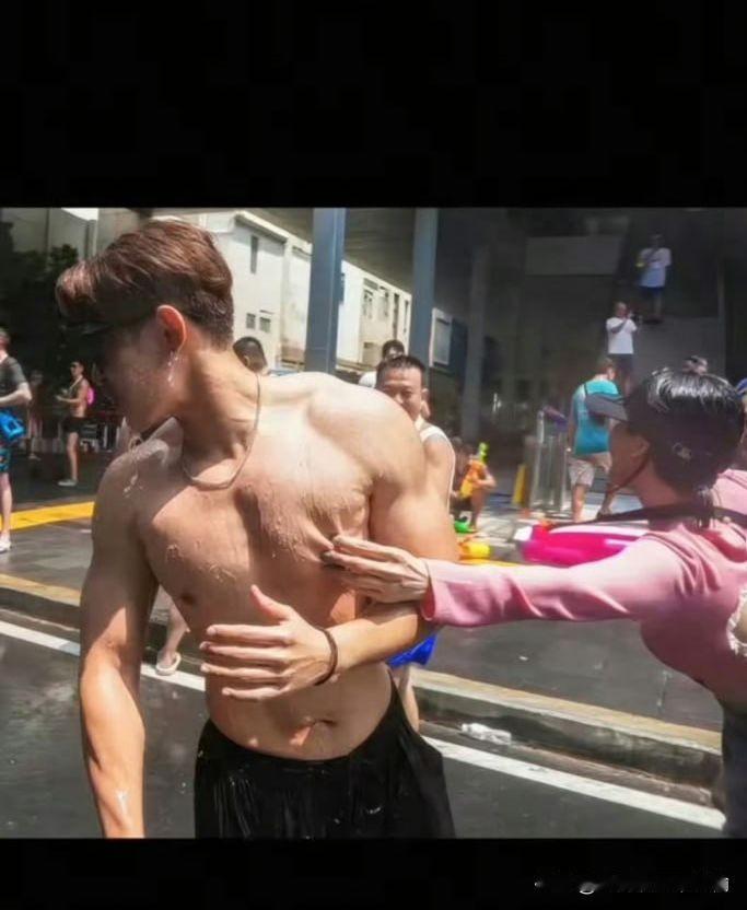 当肌肉男遇上泼水节
