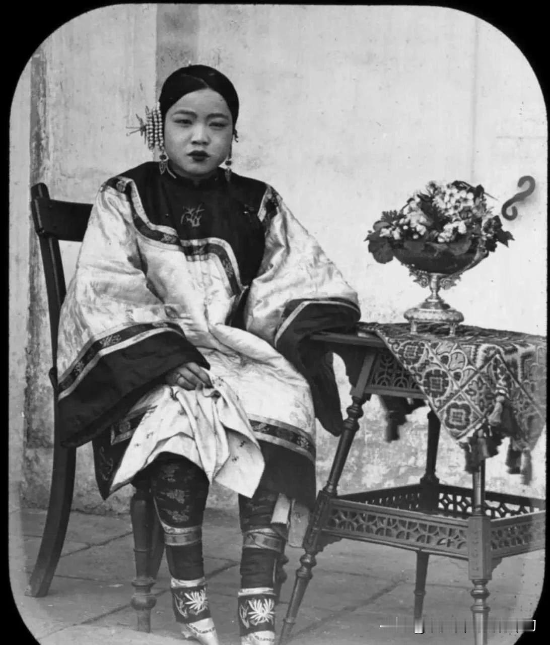#明清时期妇女为什么裹小脚# 因为在男权社会，男人喜欢女人裹小脚，明清时期妇女裹