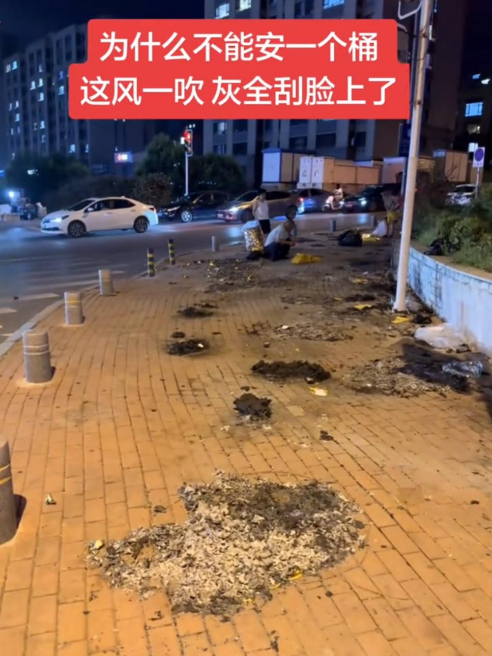今年烧纸的好疯狂啊！黄纸堆的跟山似的。一堆黄纸，一堆元宝，一堆金砖，家里人死的多