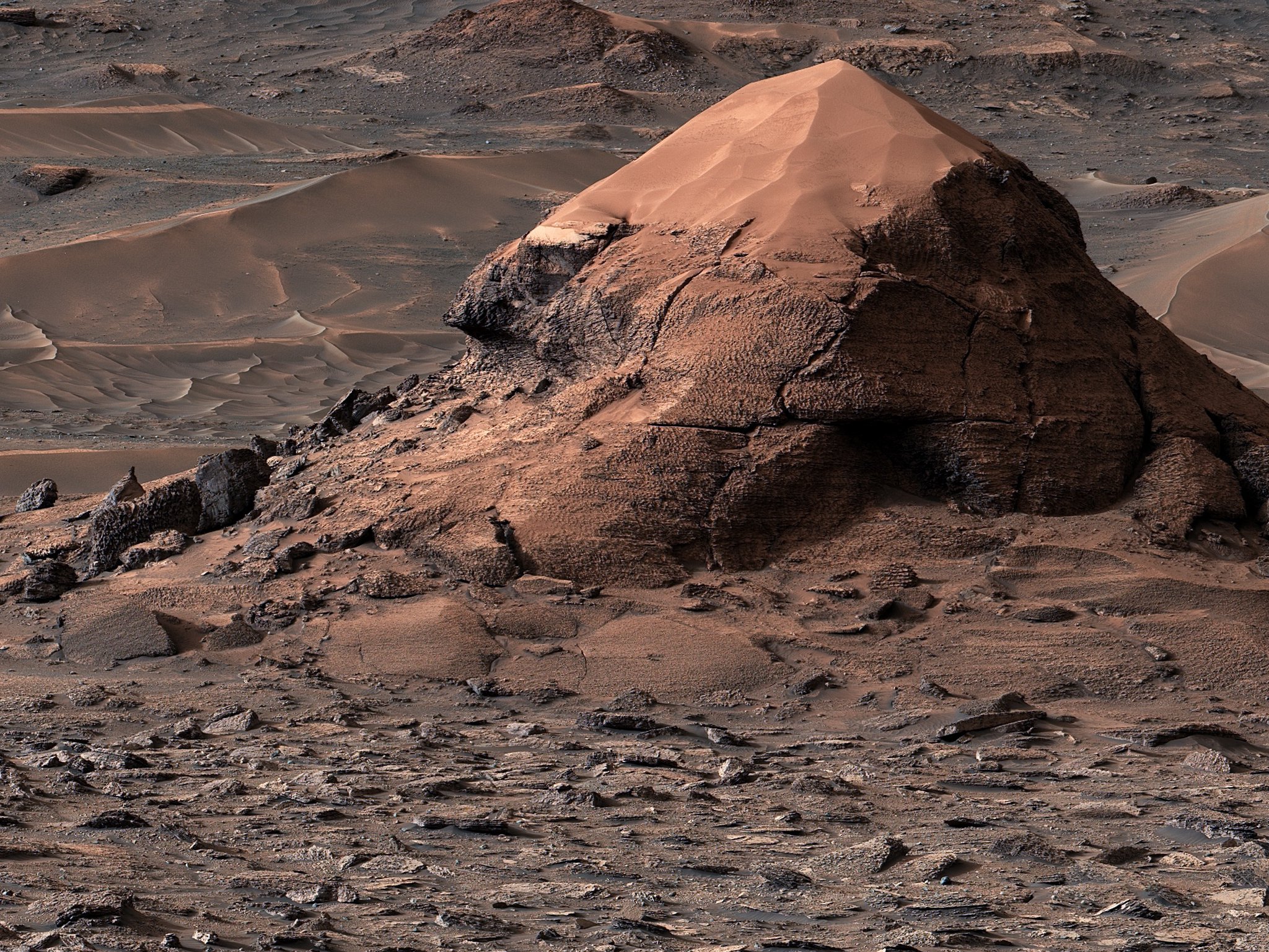 好奇号2026年6月29日拍摄的火星— —图像中的火星表面被风侵蚀的地质叠层，并