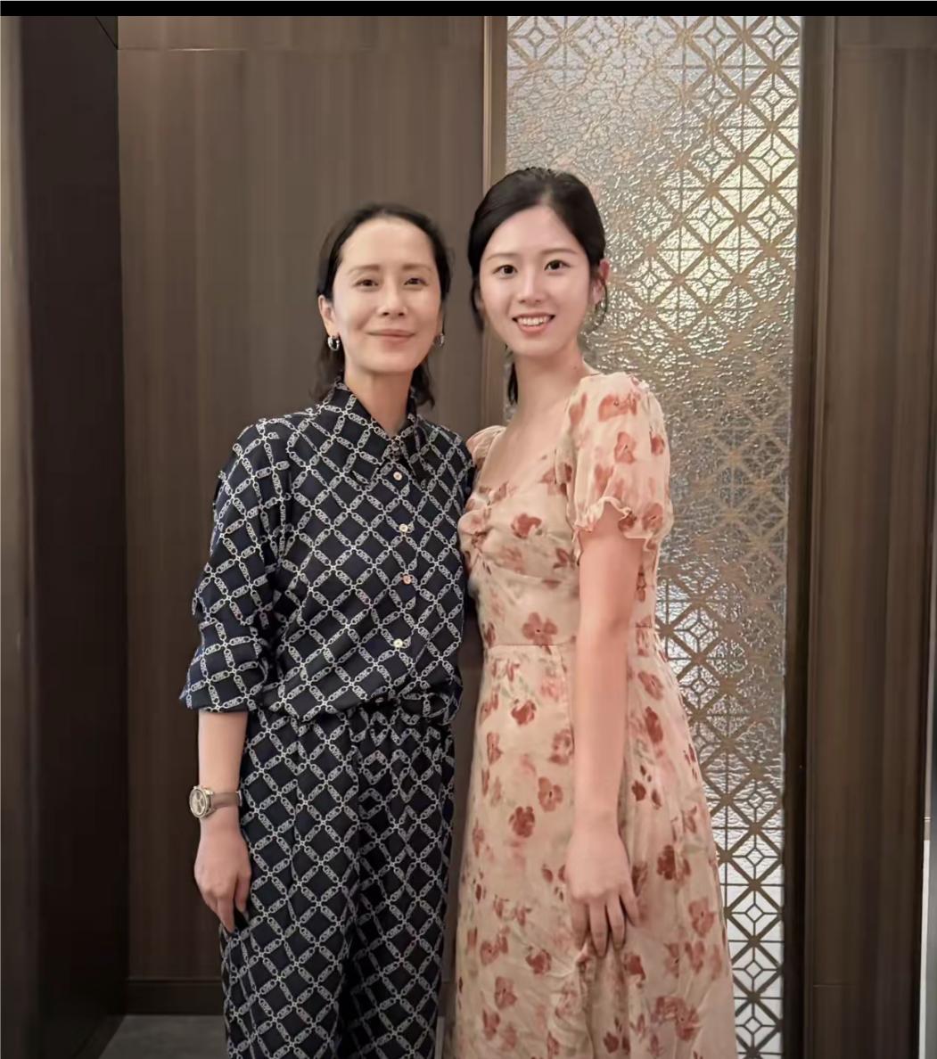 48岁的海清带着19岁儿子与长辈聚餐，海清穿着花格子套装，纯素颜的她，看起好瘦，