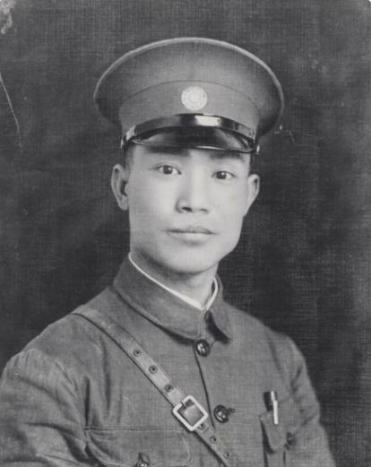 1925年的青田老宅，吴舜莲端来刚温好的黄酒，想给返乡的陈诚暖暖身子。

她刚挨