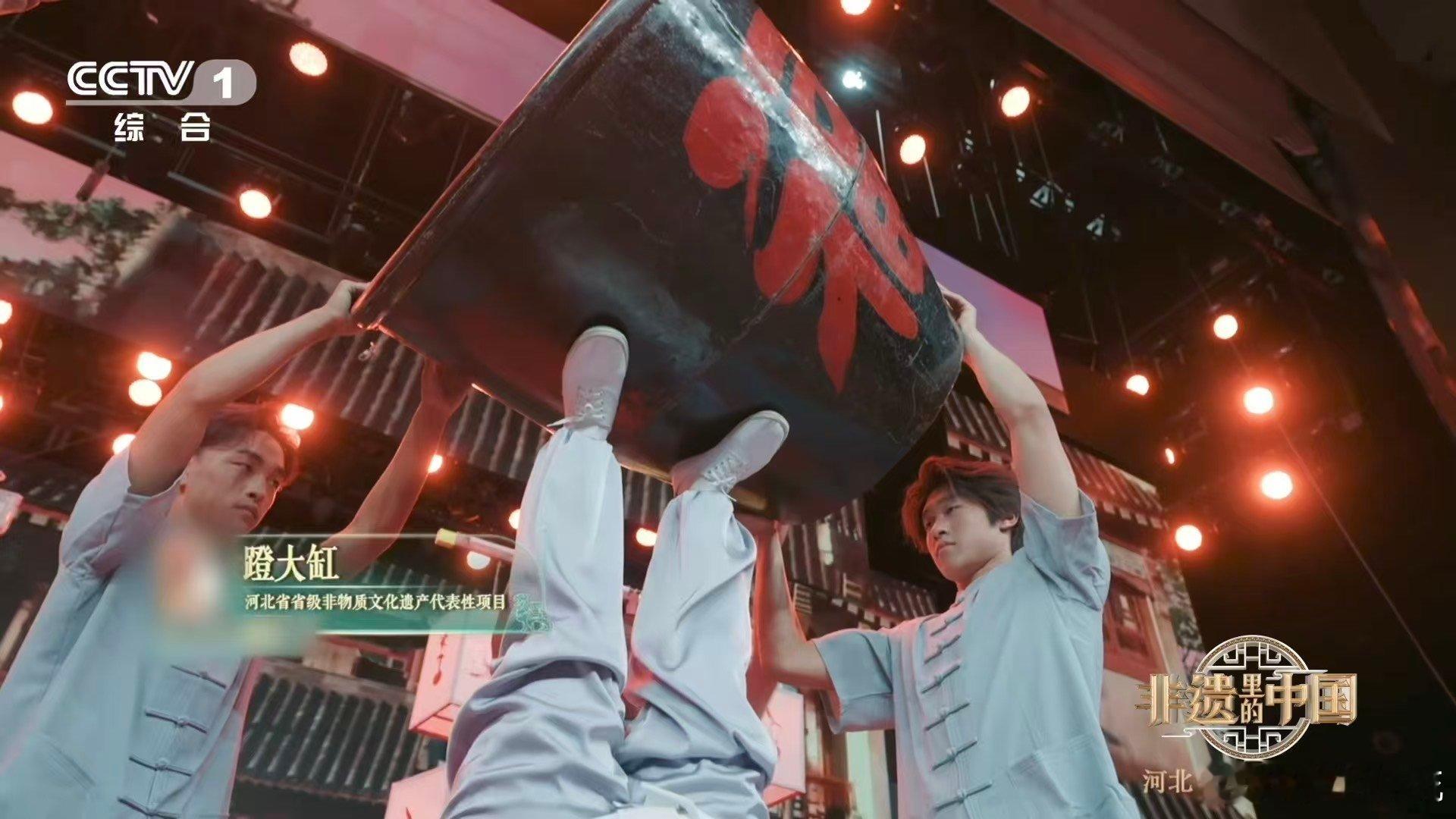 新浪娱乐[超话]女子蹬起百斤大缸转转转看呆了 哇塞塞！这位女子简直是“女超人”附