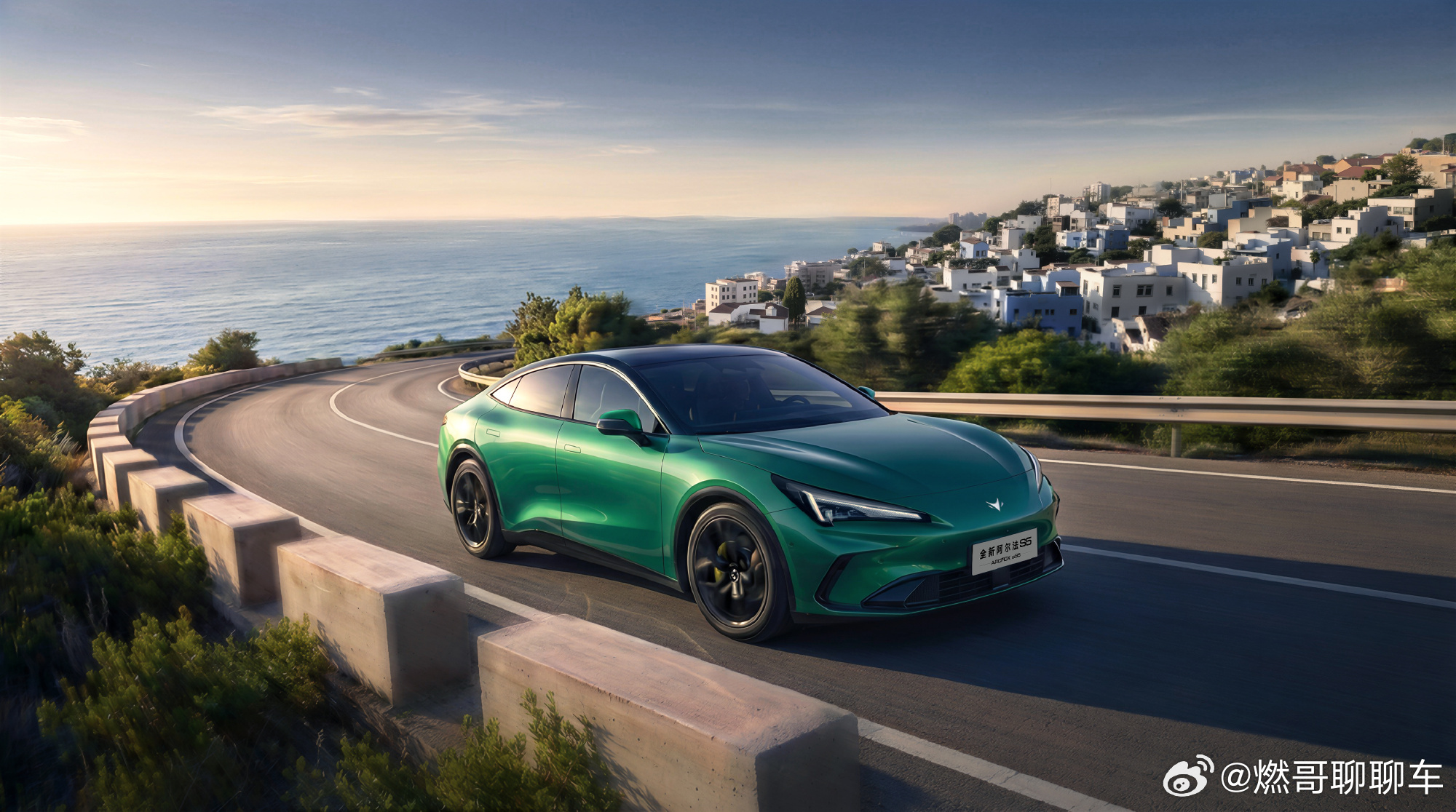 蓝眼狐的思路是，先把日常体验拉满。8775舱驾一体芯片+惯导双目立体视觉，硬件底