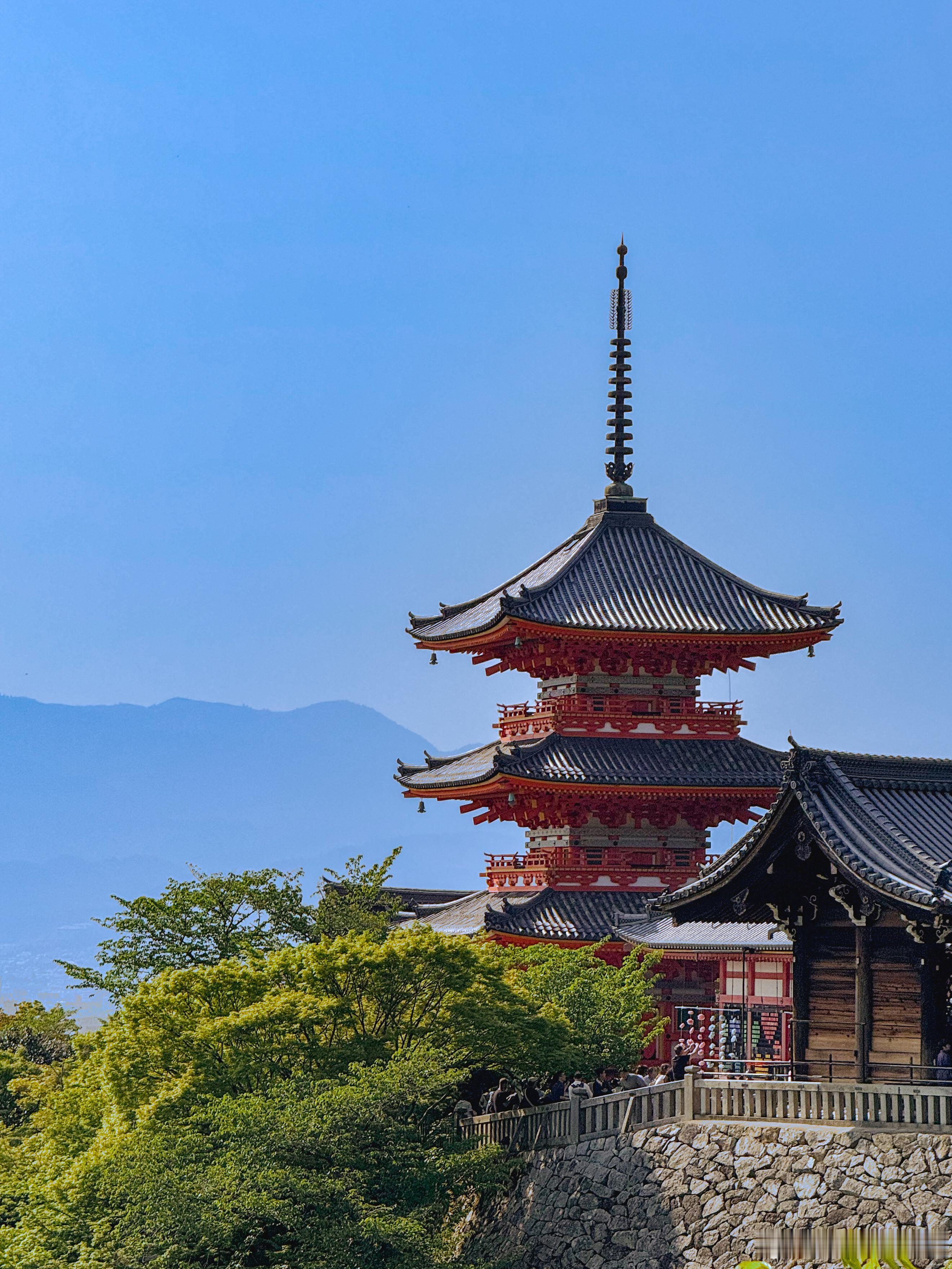 打卡京都，全特么是人，真就只是拍照打卡（毕竟来都来了），其他感觉都是过于预制和商