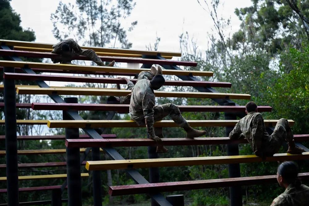 中美之间士兵训练几乎没有什么差别。
2025年10月2日，美国空军派驻于珍珠港-