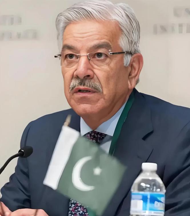 巴基斯坦国防部长阿西夫向全国发表电视讲话，强调所有阿富汗人都必须离境，不论其证件