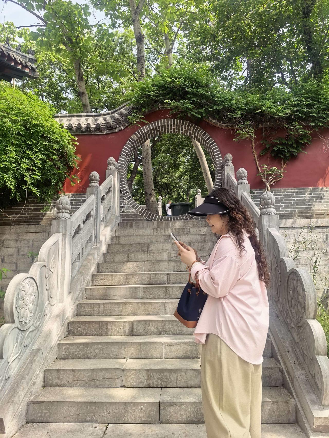 今天临沂中榜升学来郎公寺景区团建，还是得我们自己人拍照，这感觉挺好。感谢刘东华董