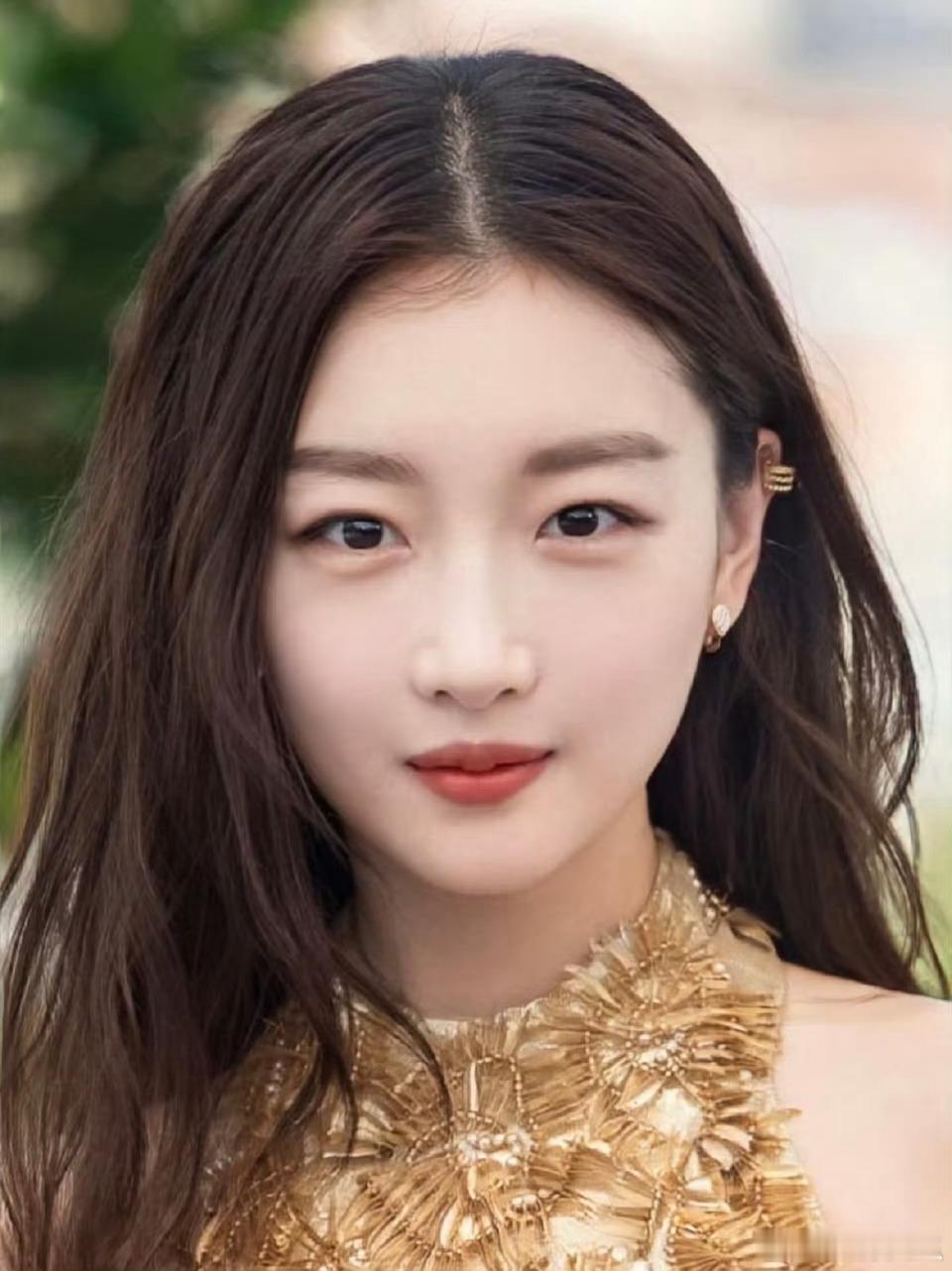 周冬雨回应整容争议看着就没整容啊 