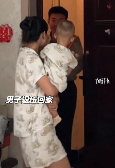 河北一小伙退伍回到家，妻子抱着孩子开门迎接，本以为会得到丈夫拥抱，不料，小伙笑着