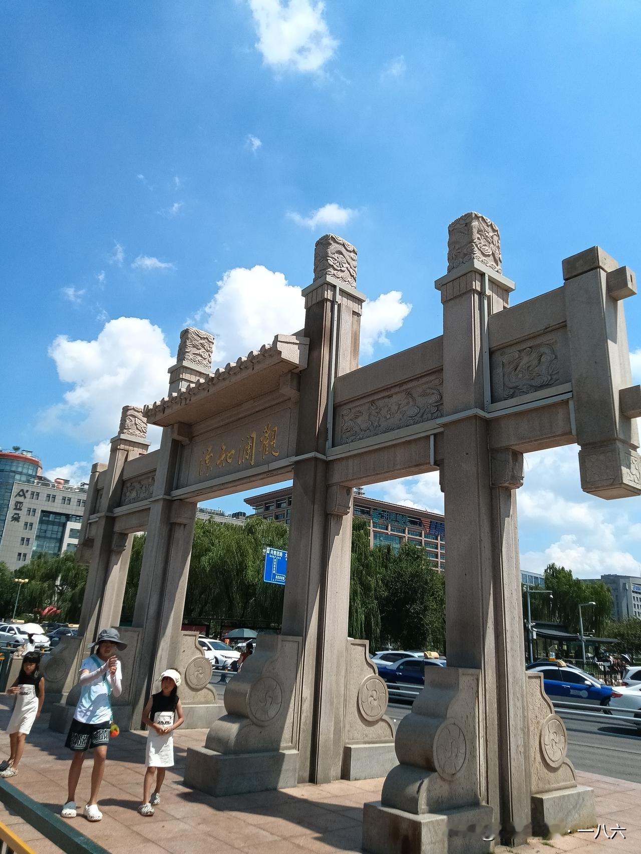别再被骗！今天36℃逛趵突泉，打破网上全部刻板印象

实拍在济南趵突泉，室外35