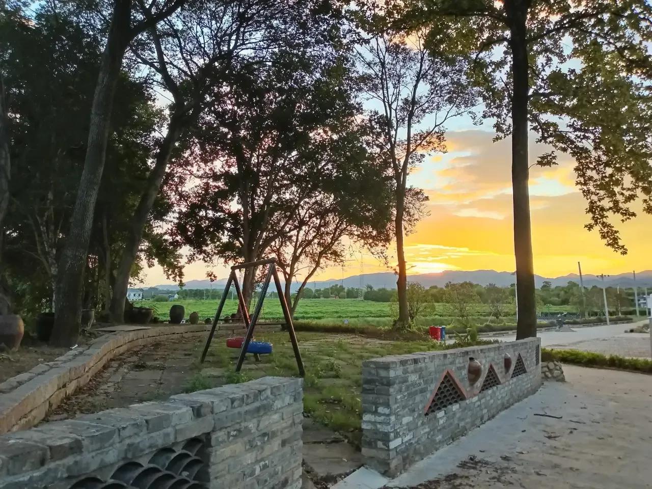 日落
秋天夕阳西下，晚霞满天，乡村处处皆是美景！