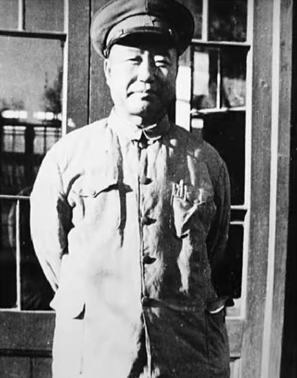 1931年，军官董其武夜宿农家，刚进屋，便见一村妇坐在炕边，正羞怯地宽衣解带。董