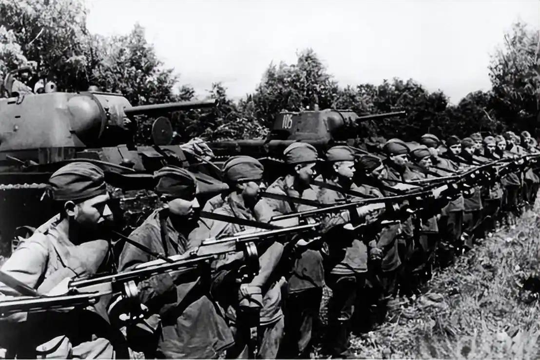1937年 苏联 1966名党代表，1108人被杀；苏联十五大政治局7个人，除斯