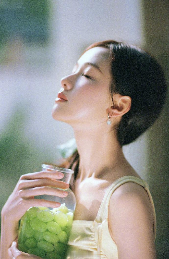 陈都灵夏天最新营业live图，看这一组写真嘟嘟与青苹果、青提拍大片清新气儿——暑