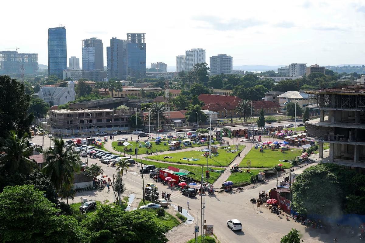 【首批被美国“遣返”的非法移民抵达刚果（金）首都】[简中上特朗普上台这一年多，鼓