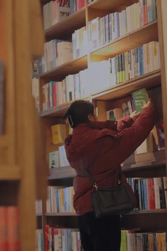 现在人都说，读书没什么意义，工作不好找，还不如工人赚的多！
但是哦读书的价值不能