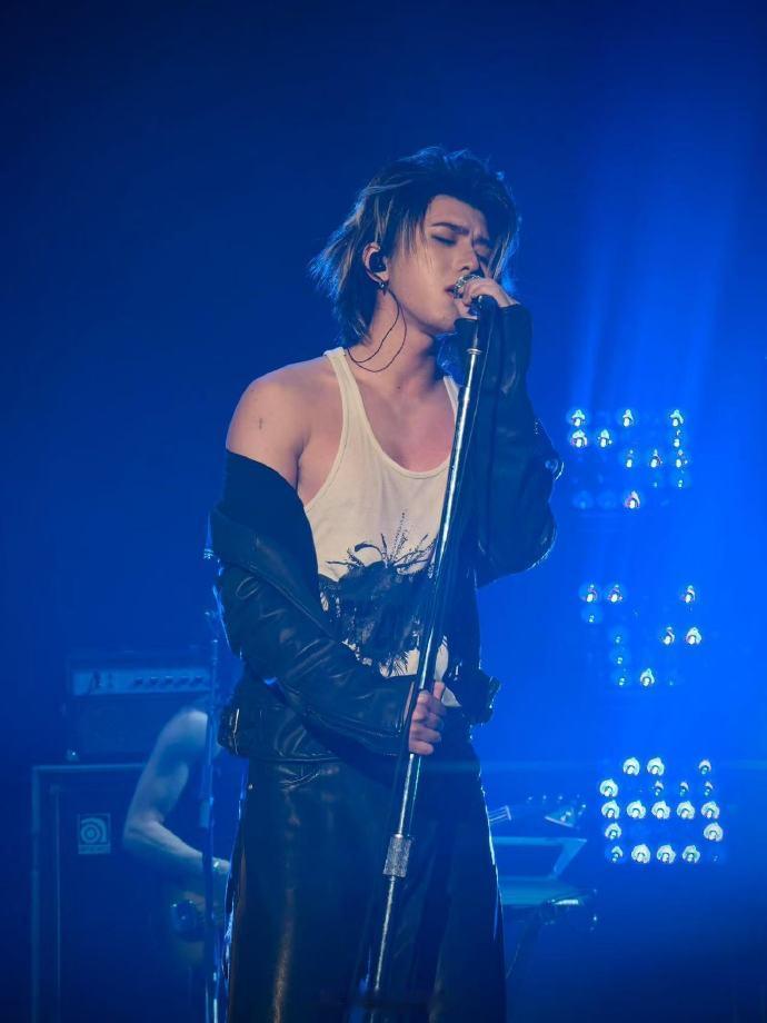 谁教蔡徐坤这样穿衣服的 蔡徐坤的衣品最近是去“流浪”了吗？从清爽爱豆变油腻精神小