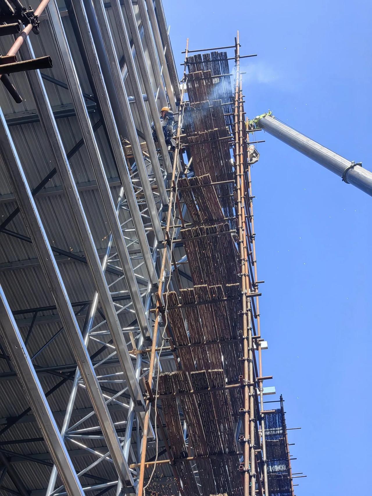 安全不是口号，是回家的路
 
凌晨三点的急诊室，总有人抱着膝盖蹲在走廊角落。穿蓝