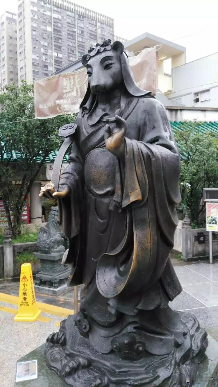 香港黄大仙祠，十二生肖铜像，属什么生肖，就摸一下那个生肖，幸运一整年！