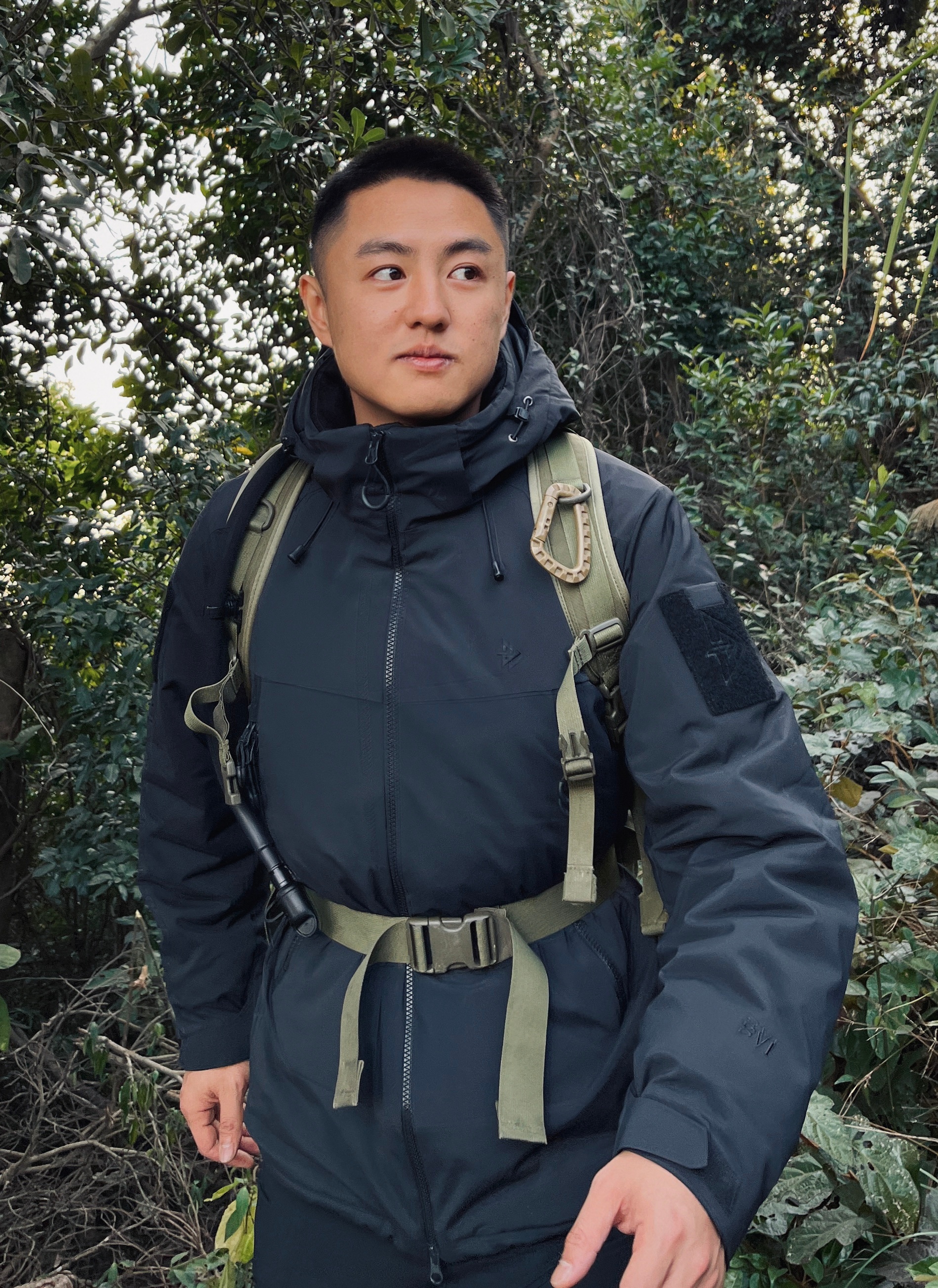 户外圈有句话叫动态抓绒静态羽绒，这是因为一旦高强度运动无法及时排出的汗水会让羽绒