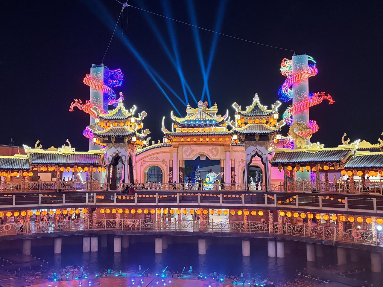 出门旅游，最讨厌的事情就是遇到两种人：

一种是出口成脏的小汰妹，一种是仗着孩子