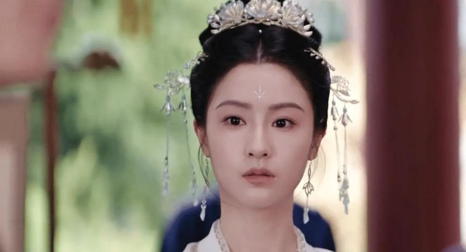 在大奉王朝的故事里，怀庆、临安和许七安之间的故事是一场精彩纷呈的大戏。从许七安穿